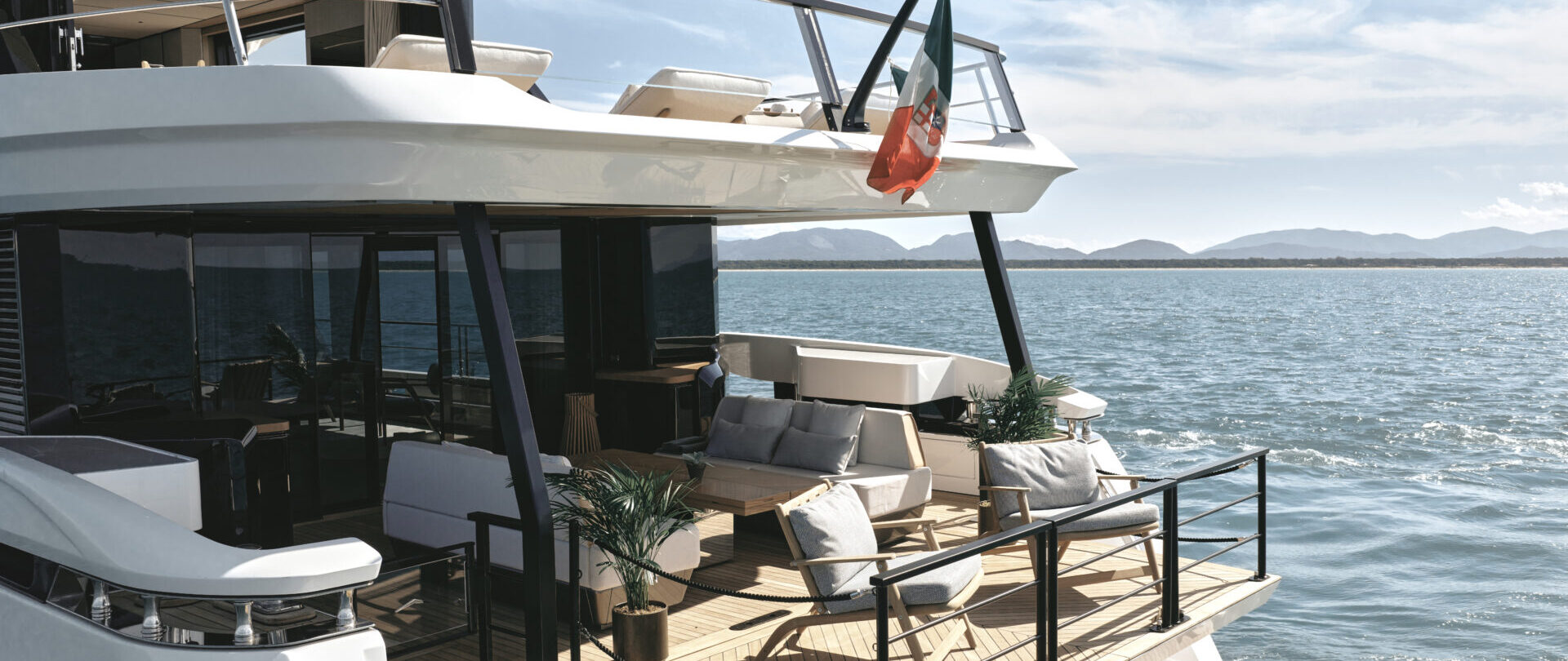 Azimut Grande 30M cockpit
